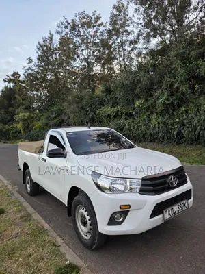 Toyota Hilux 2022 White