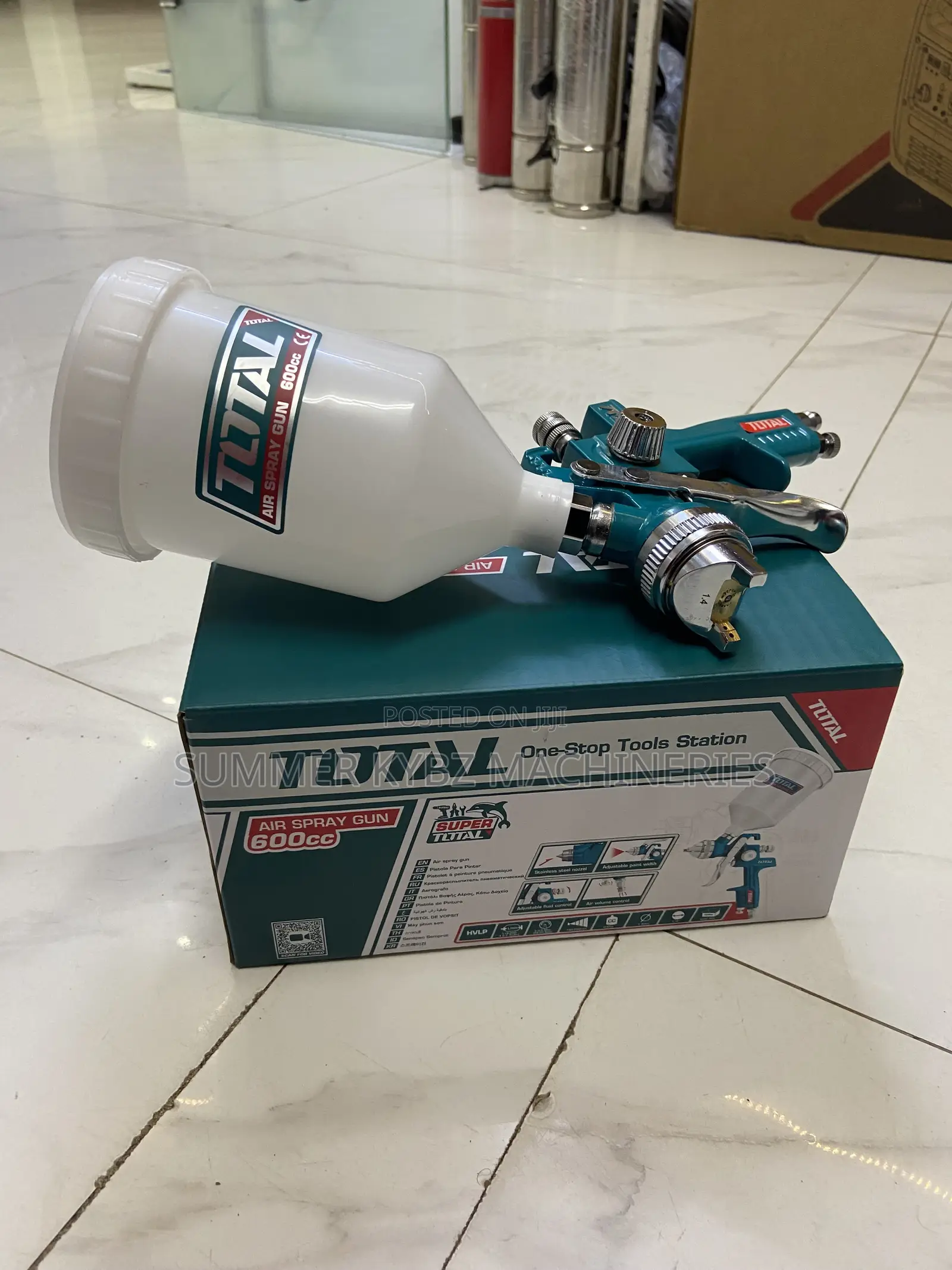 Spray Gun With a 600cc