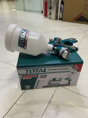 Spray Gun With a 600cc