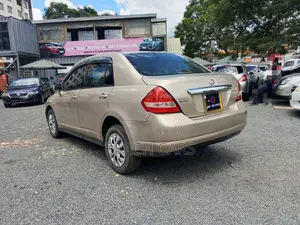 Nissan Tiida 2011 Gold