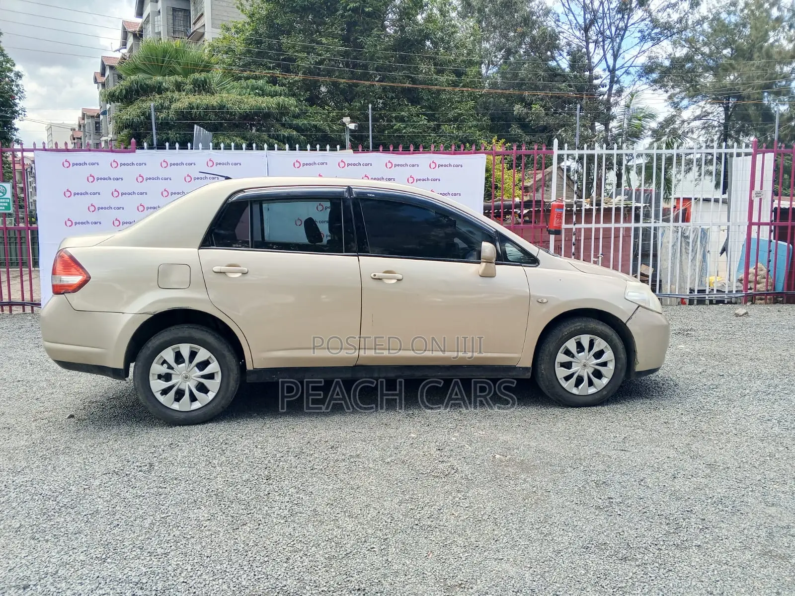 Nissan Tiida 2011 Gold