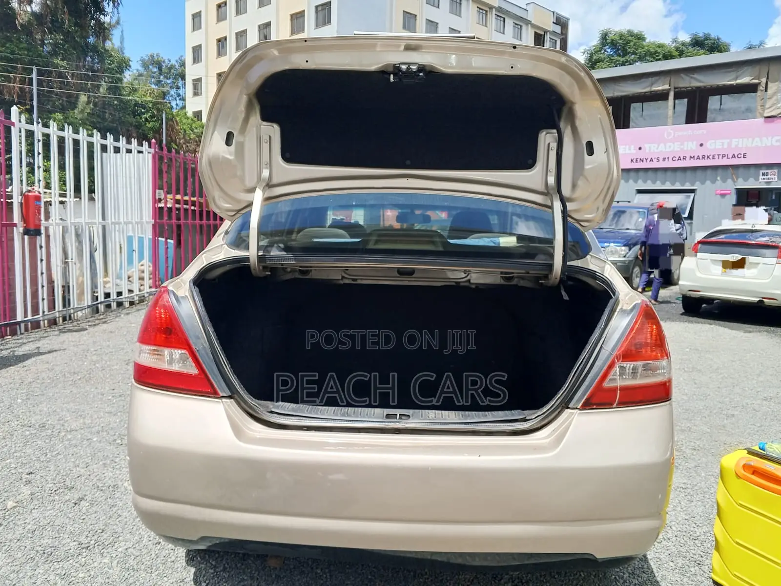 Nissan Tiida 2011 Gold