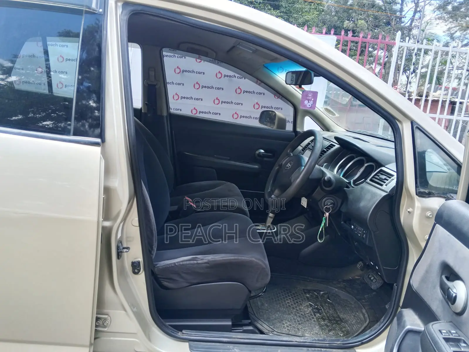 Nissan Tiida 2011 Gold