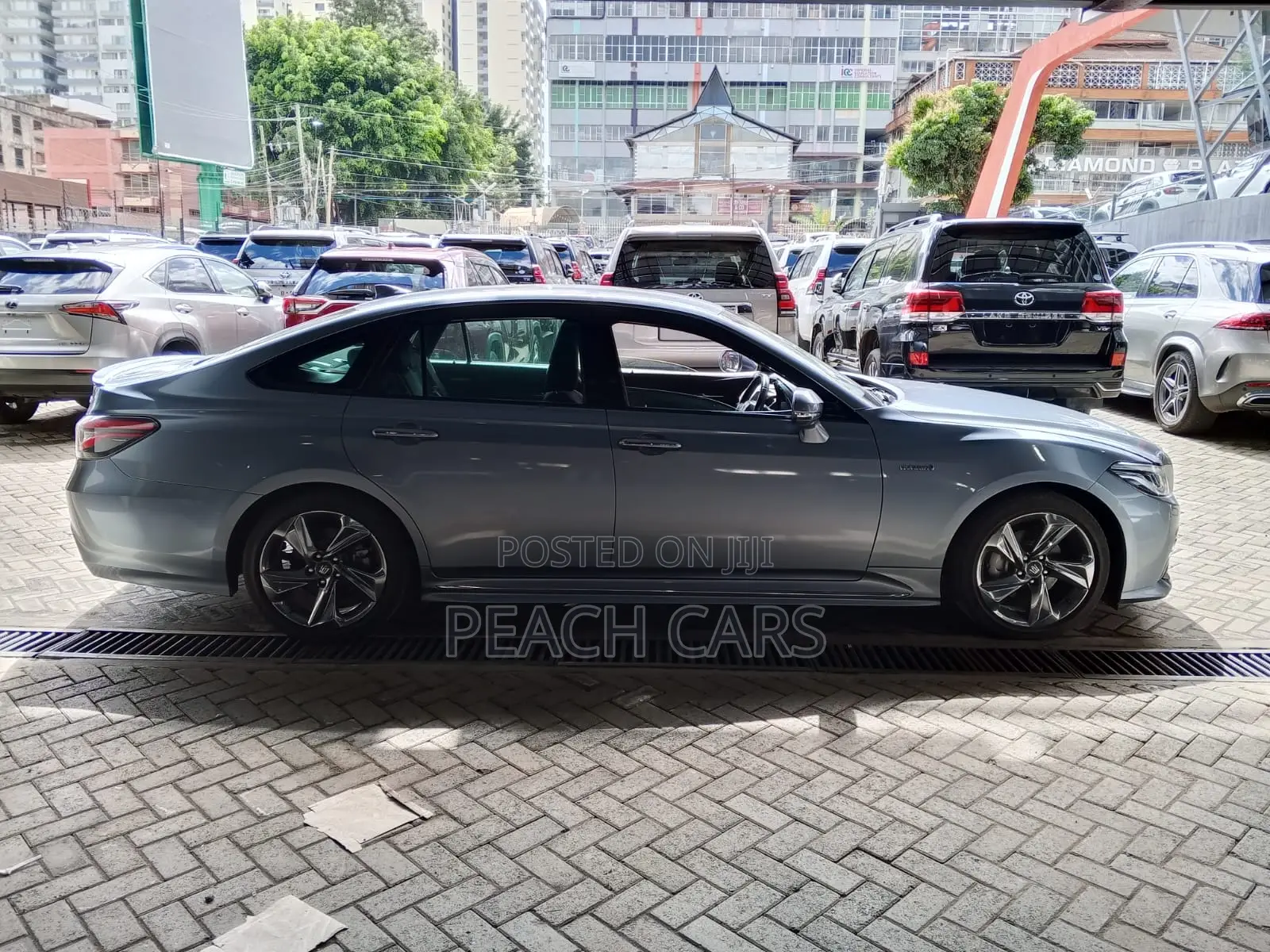 Toyota Crown 2018 Silver