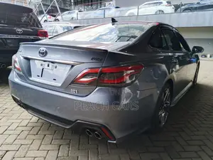 Toyota Crown 2018 Silver