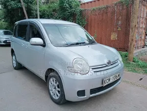 Toyota Sienta 2010 Silver