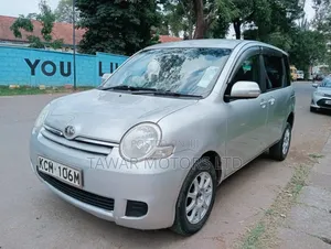 Toyota Sienta 2010 Silver