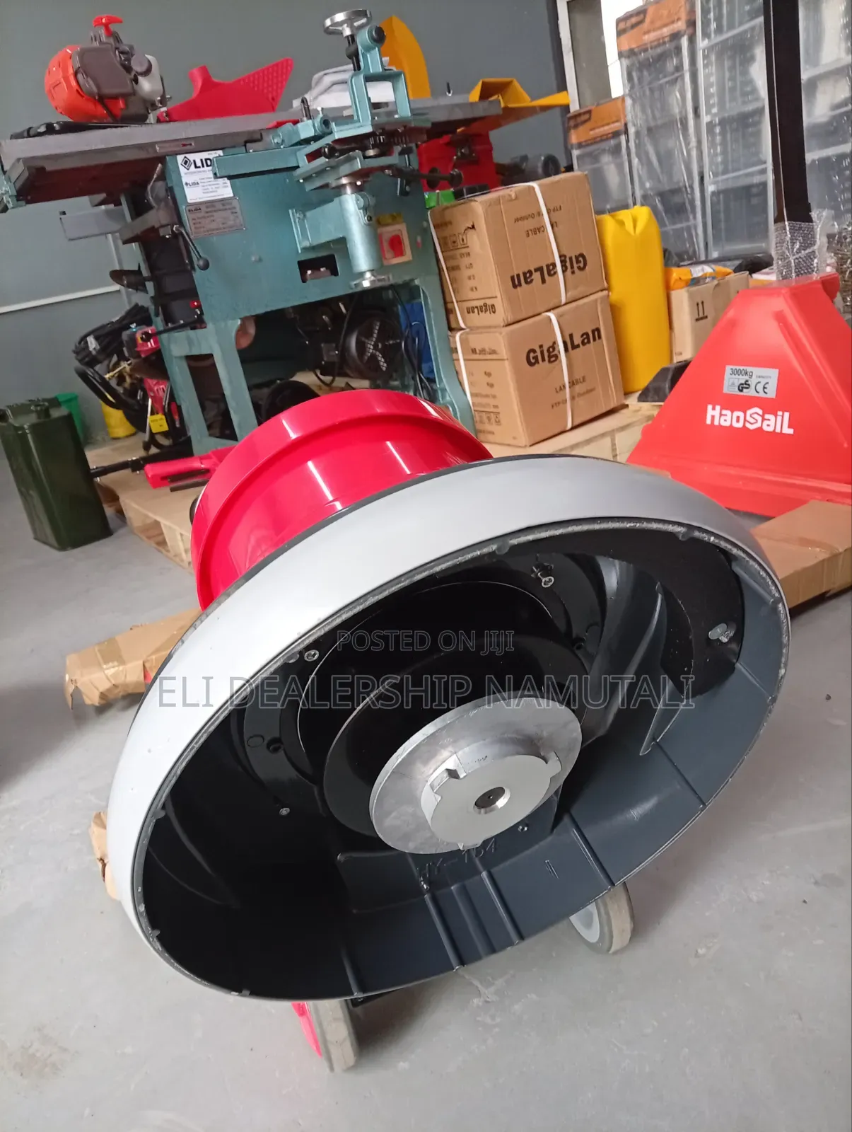 Low Consumption Power Floor Scrubber Machine Three Brushes