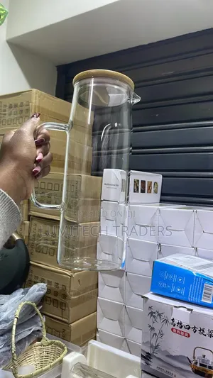 Elegant Glass Jug With an Airtight Bamboo Lid 1.2 Litres