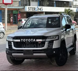 Toyota Land Cruiser LC300 2024 White