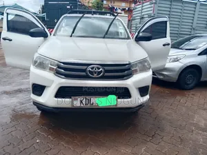 Toyota Hilux 2023 White
