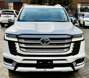 Toyota Land Cruiser LC300 2023 White