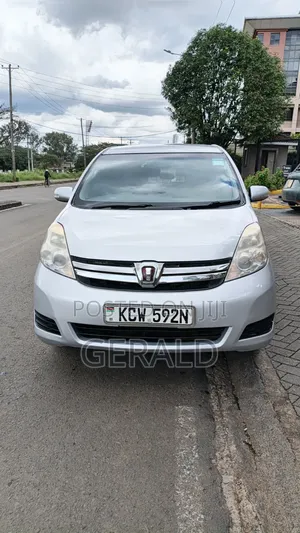 Toyota ISIS 2013 Silver
