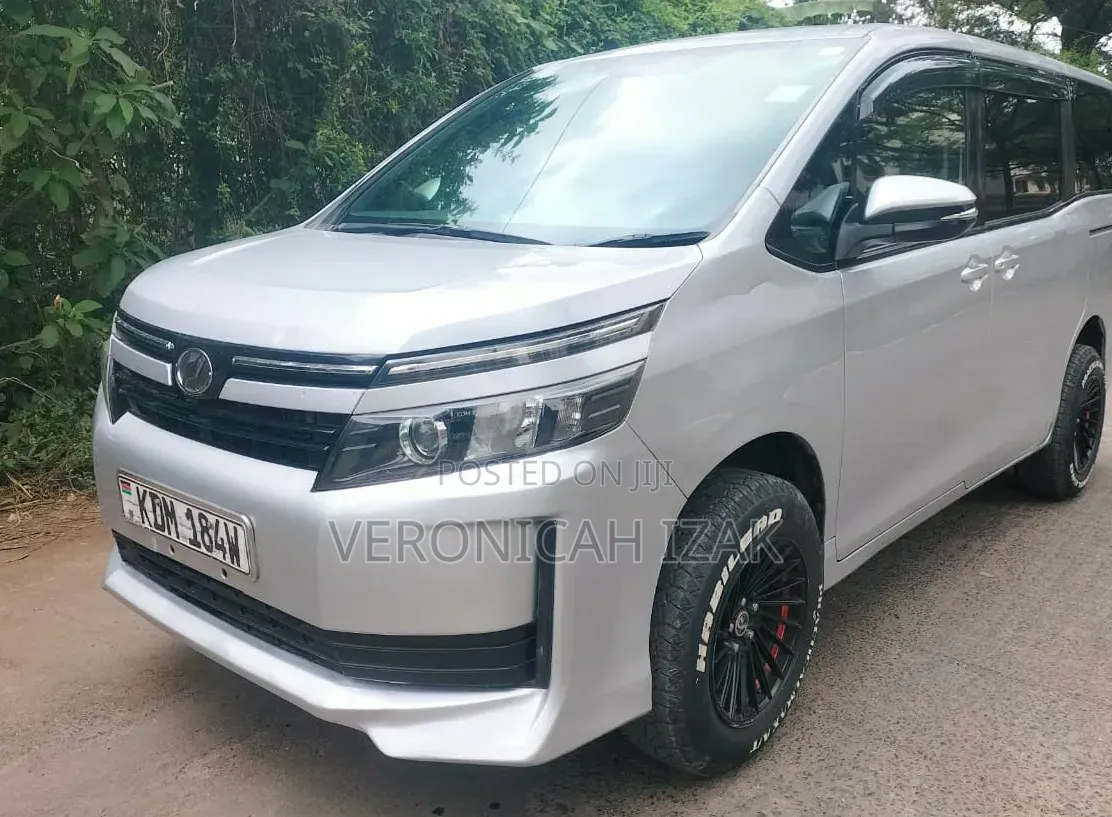 Toyota Voxy 2016 Silver