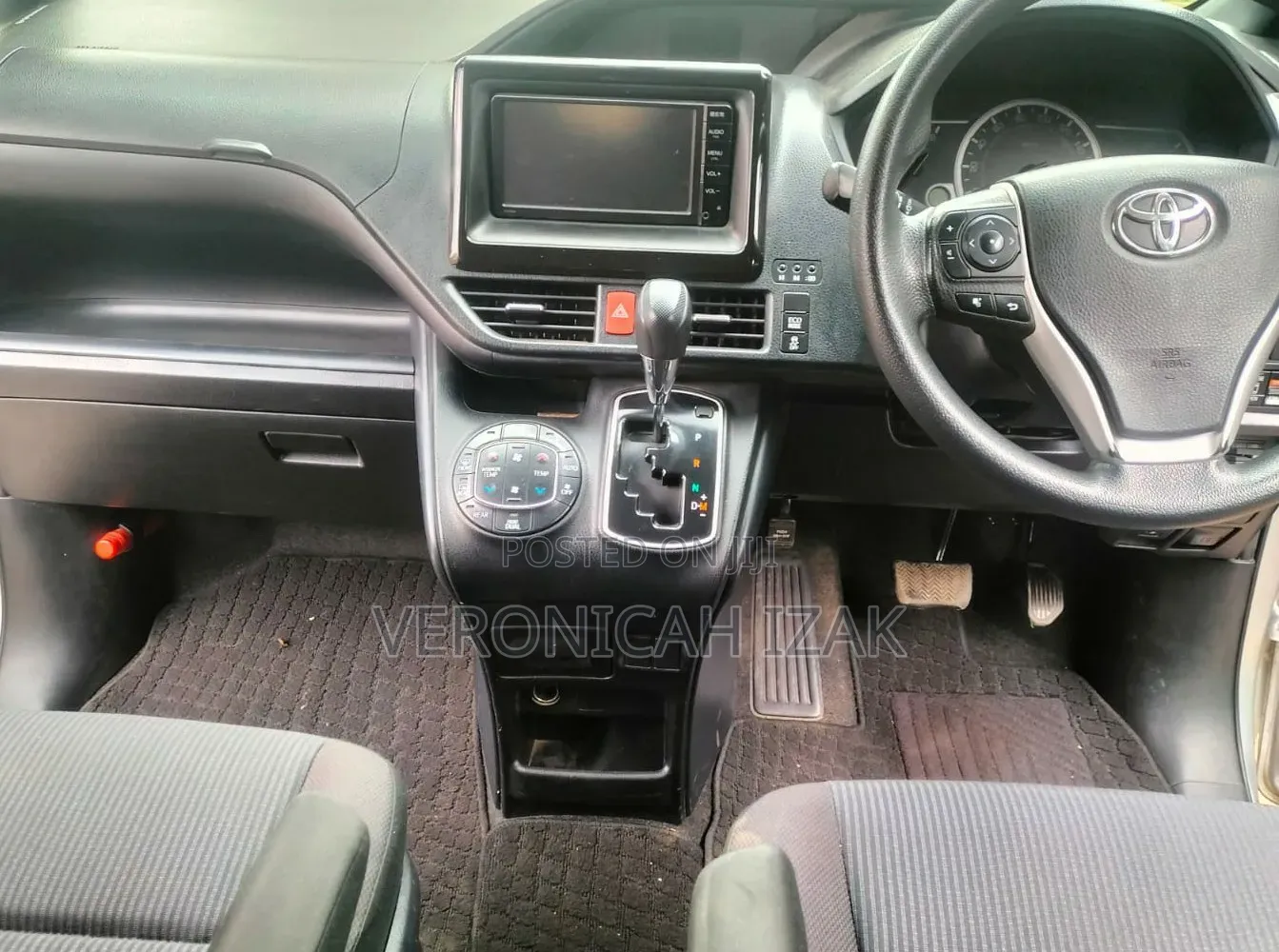Toyota Voxy 2016 Silver