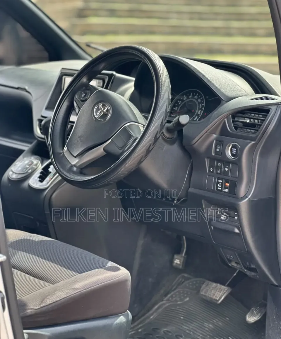Toyota Voxy 2020 Silver