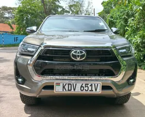 Toyota Hilux 2023 Brown