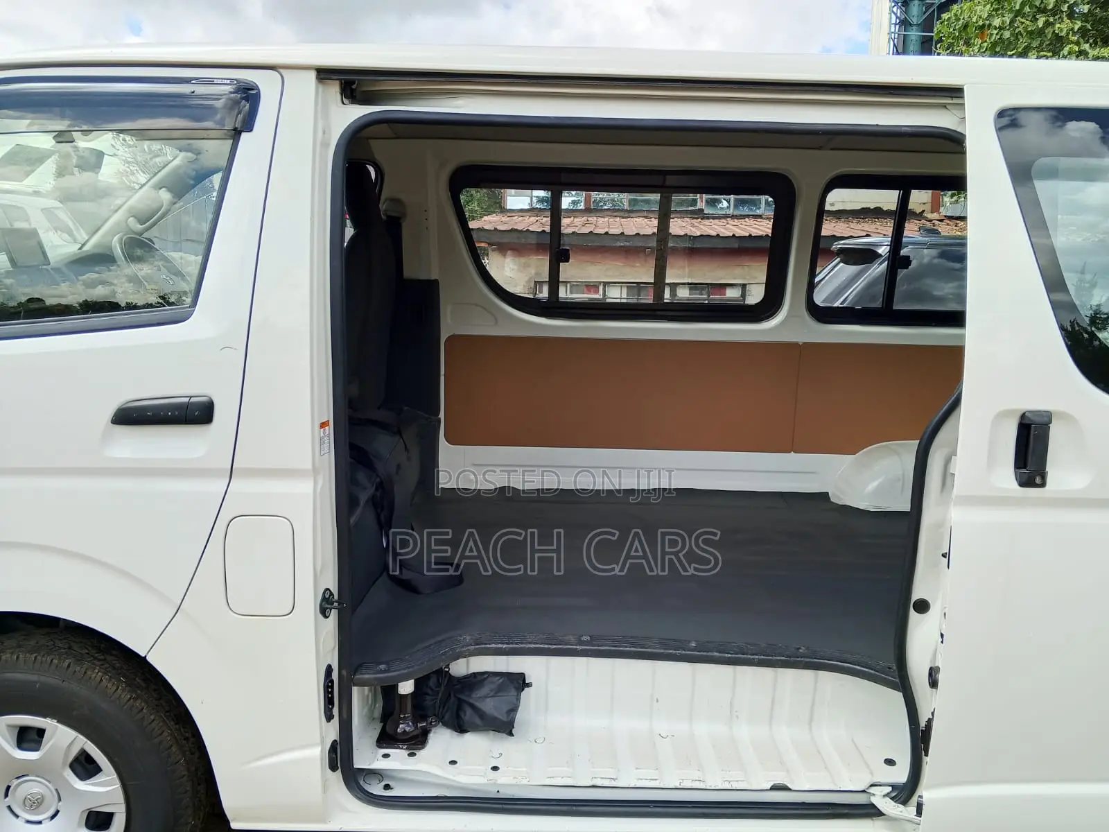 Toyota HiAce 2019 White