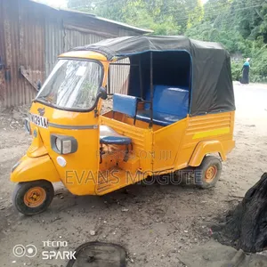 Piaggio 2022 Orange