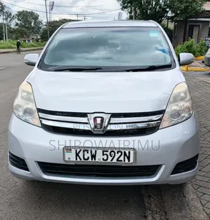 Toyota ISIS 2013 Silver