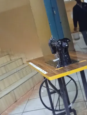Singer Sewing Machine/Local Table for Sewing Machine