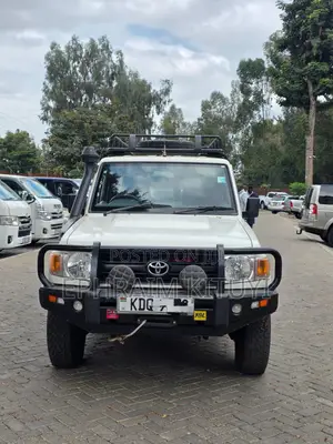 Toyota Land Cruiser 2016 White
