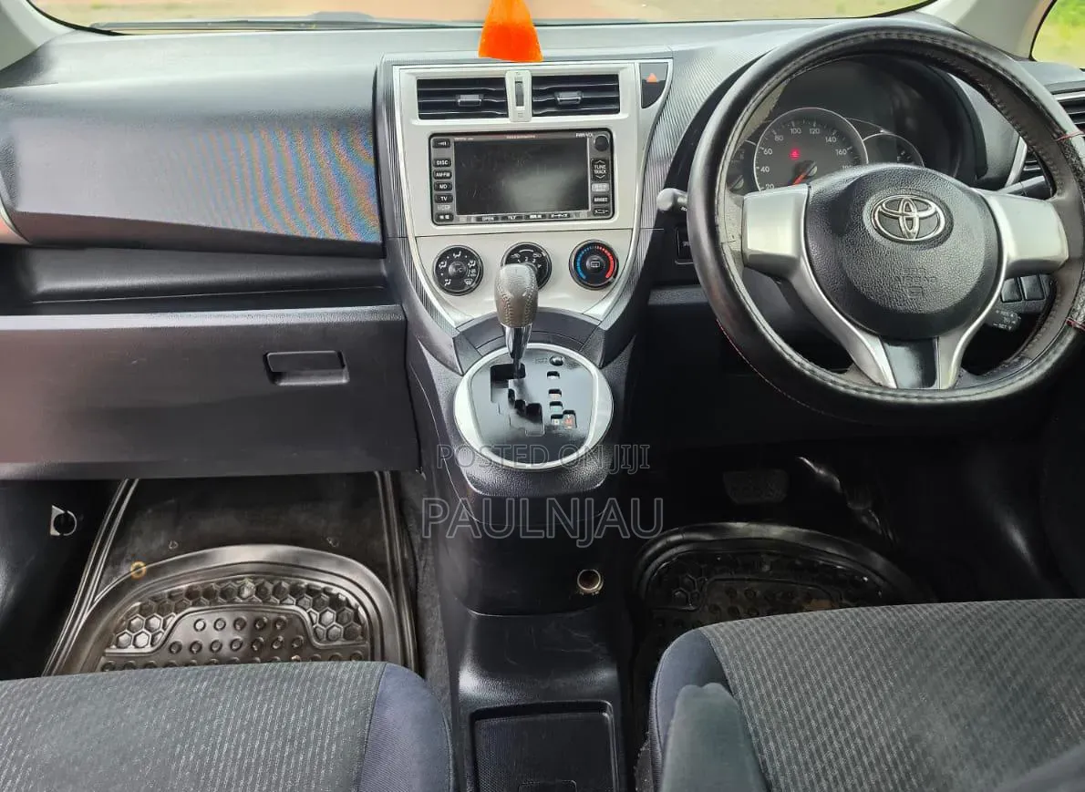Toyota Ractis 2012 Silver