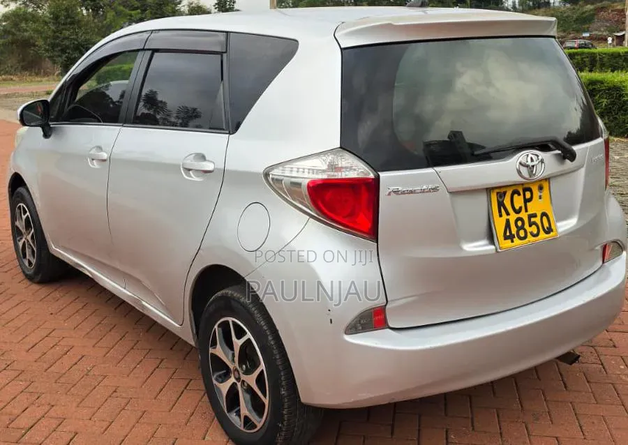 Toyota Ractis 2012 Silver