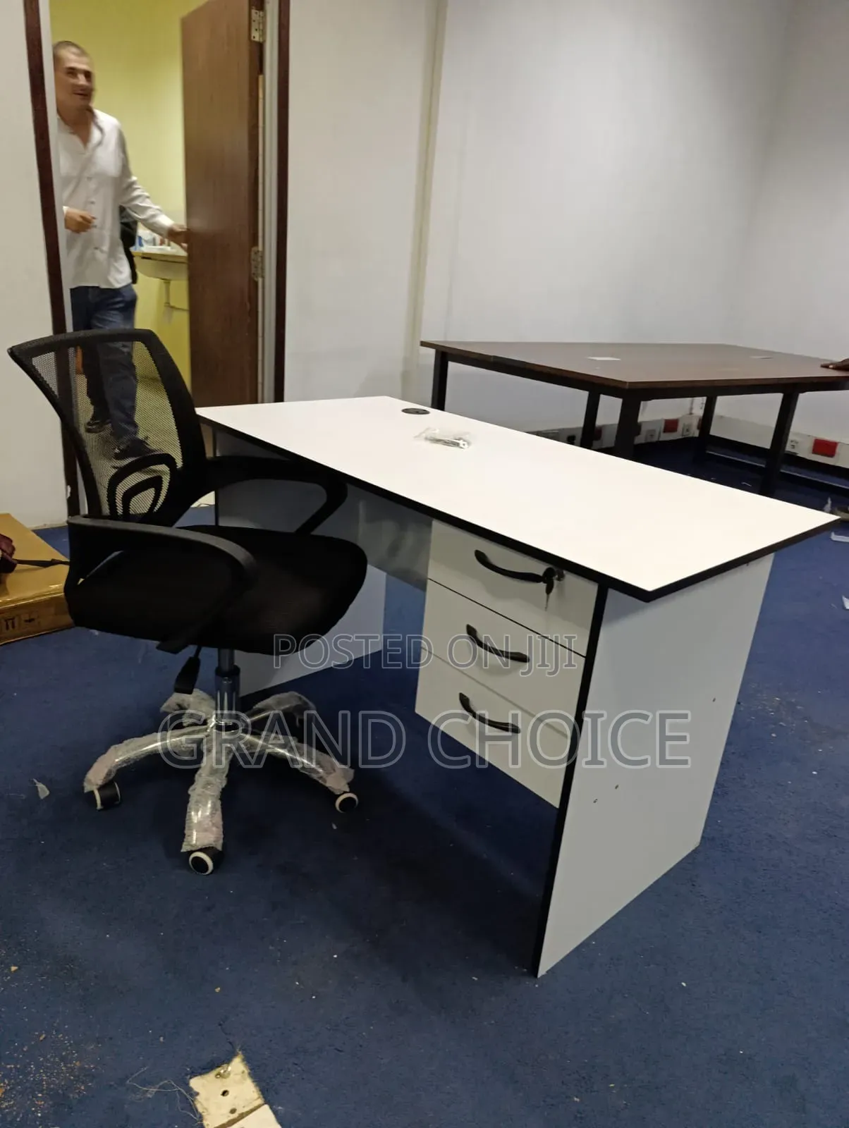 1m Office White Desk With Meshback Chair