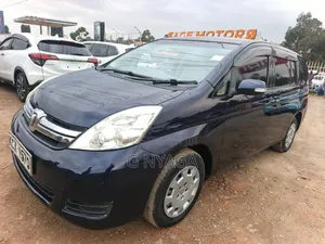 Toyota ISIS 2012 Blue