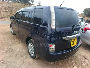 Toyota ISIS 2012 Blue