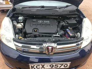 Toyota ISIS 2012 Blue