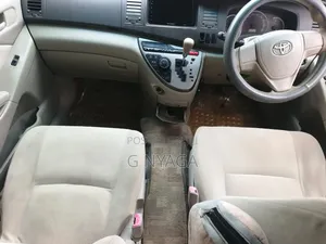 Toyota ISIS 2012 Blue