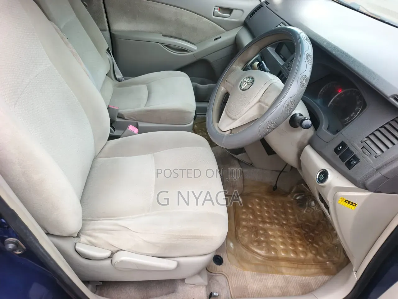 Toyota ISIS 2012 Blue