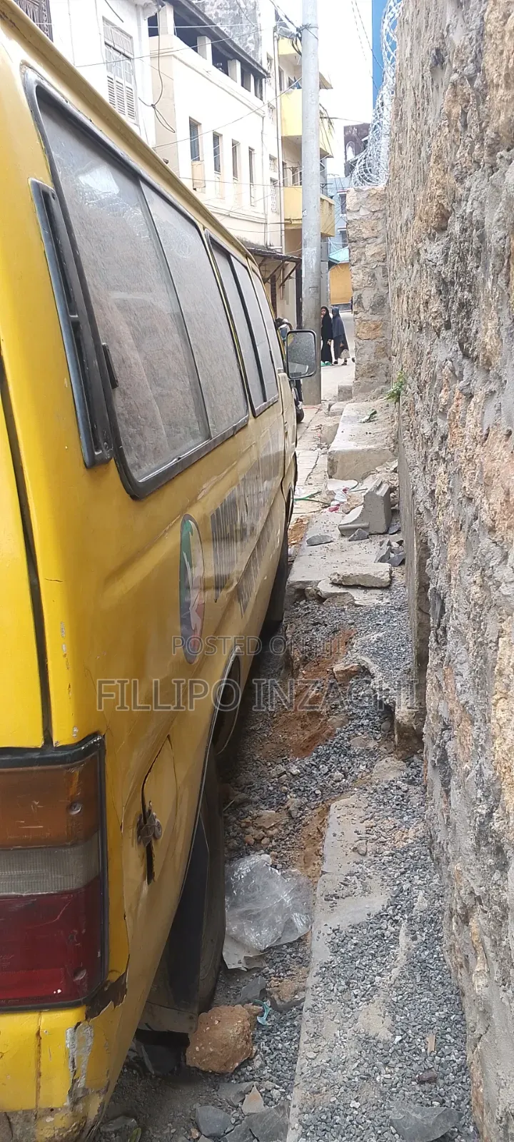 Nissan Caravan (Urvan) 1994 Yellow