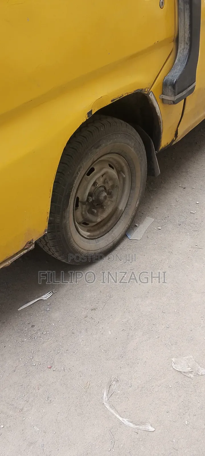 Nissan Caravan (Urvan) 1994 Yellow