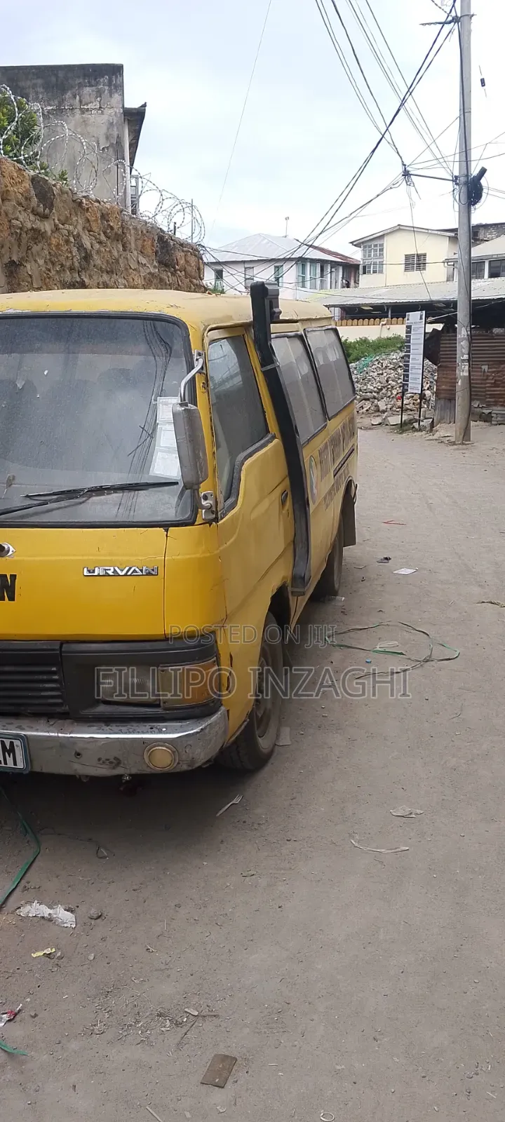Nissan Caravan (Urvan) 1994 Yellow