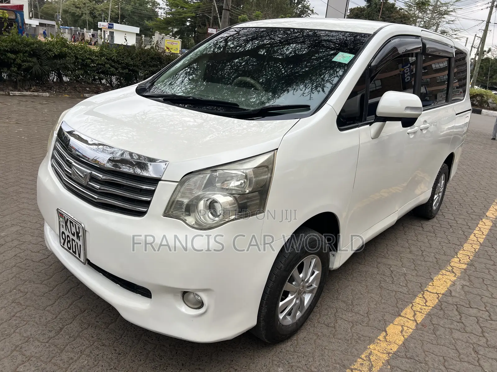 Toyota Noah 2012 White