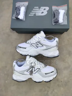 New Balance 2000r
White/Silver