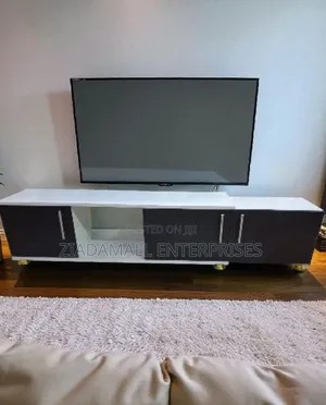 Tokyo Modern Tv Console – Expandable Design for Contemporary Living