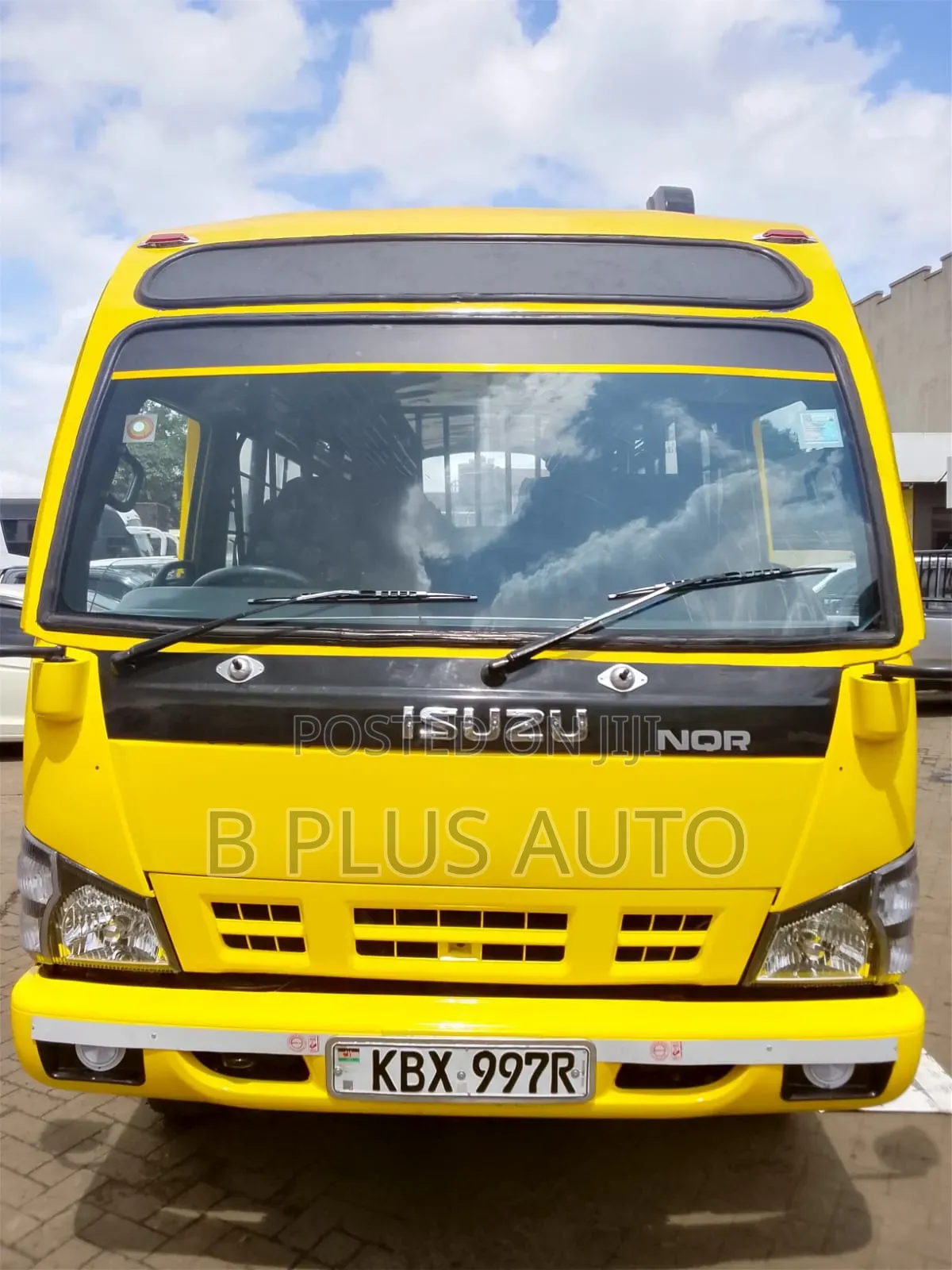 Isuzu NQR 2014 Yellow