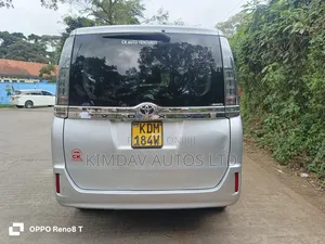 Toyota Voxy 2016 Silver