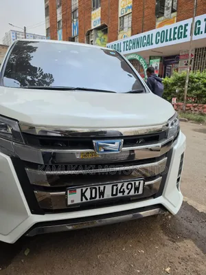 Toyota Noah 2018 White