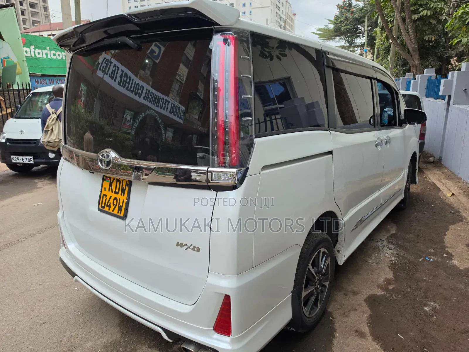 Toyota Noah 2018 White