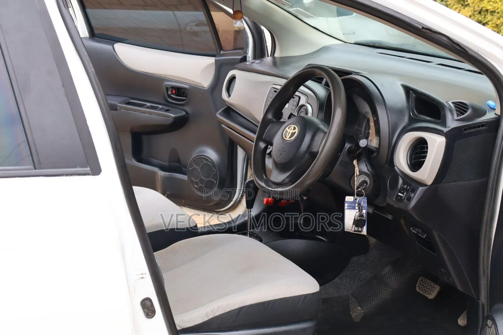 Toyota Vitz 2012 White