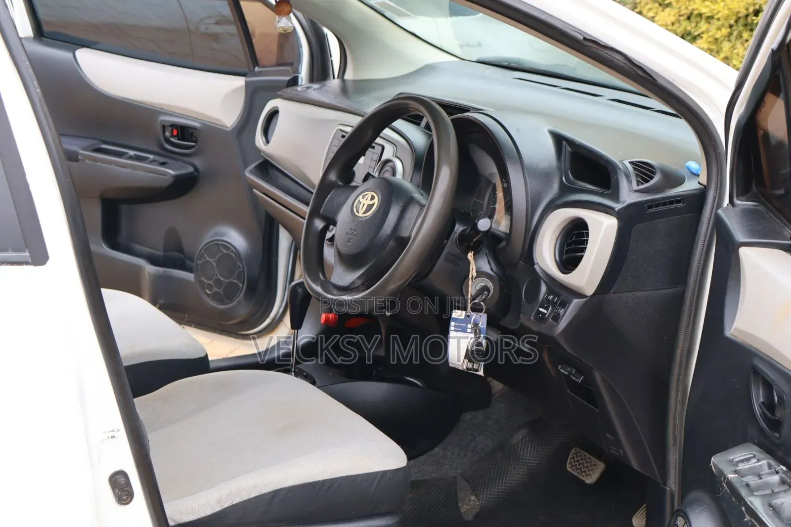 Toyota Vitz 2012 White