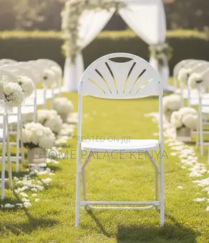 Wedding Chair: Fan Back Foldable Plastic Chair