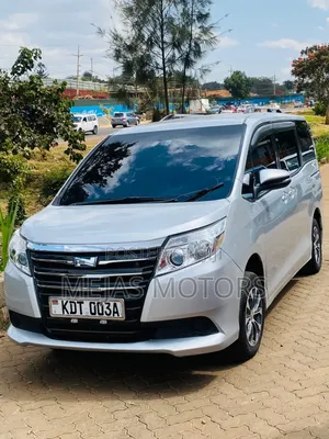 Toyota Noah 2017 Silver