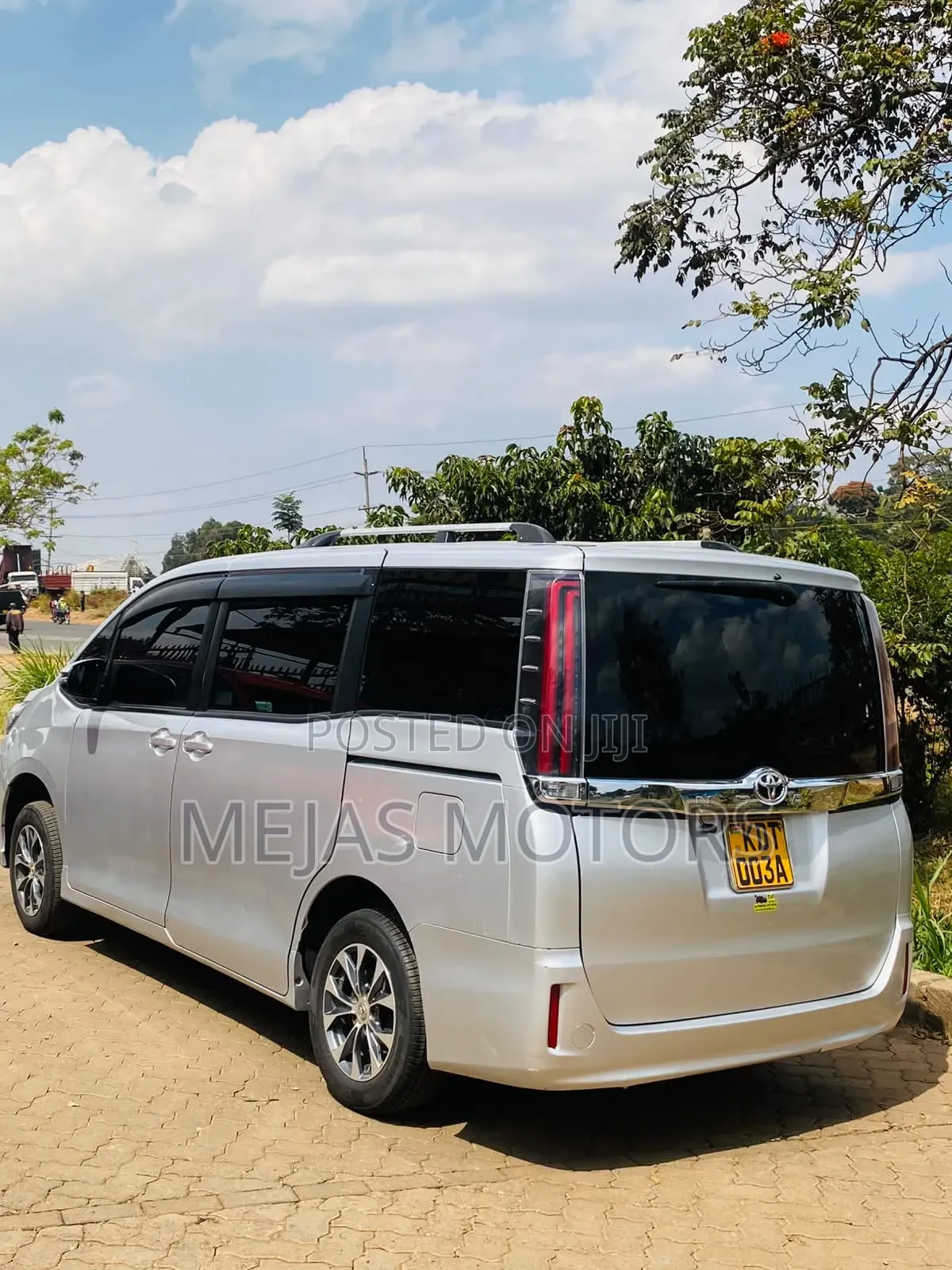 Toyota Noah 2017 Silver