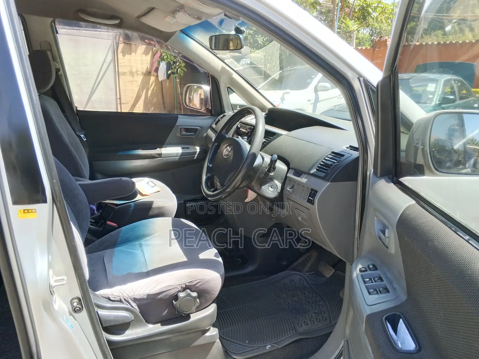 Toyota Voxy 2004 Silver